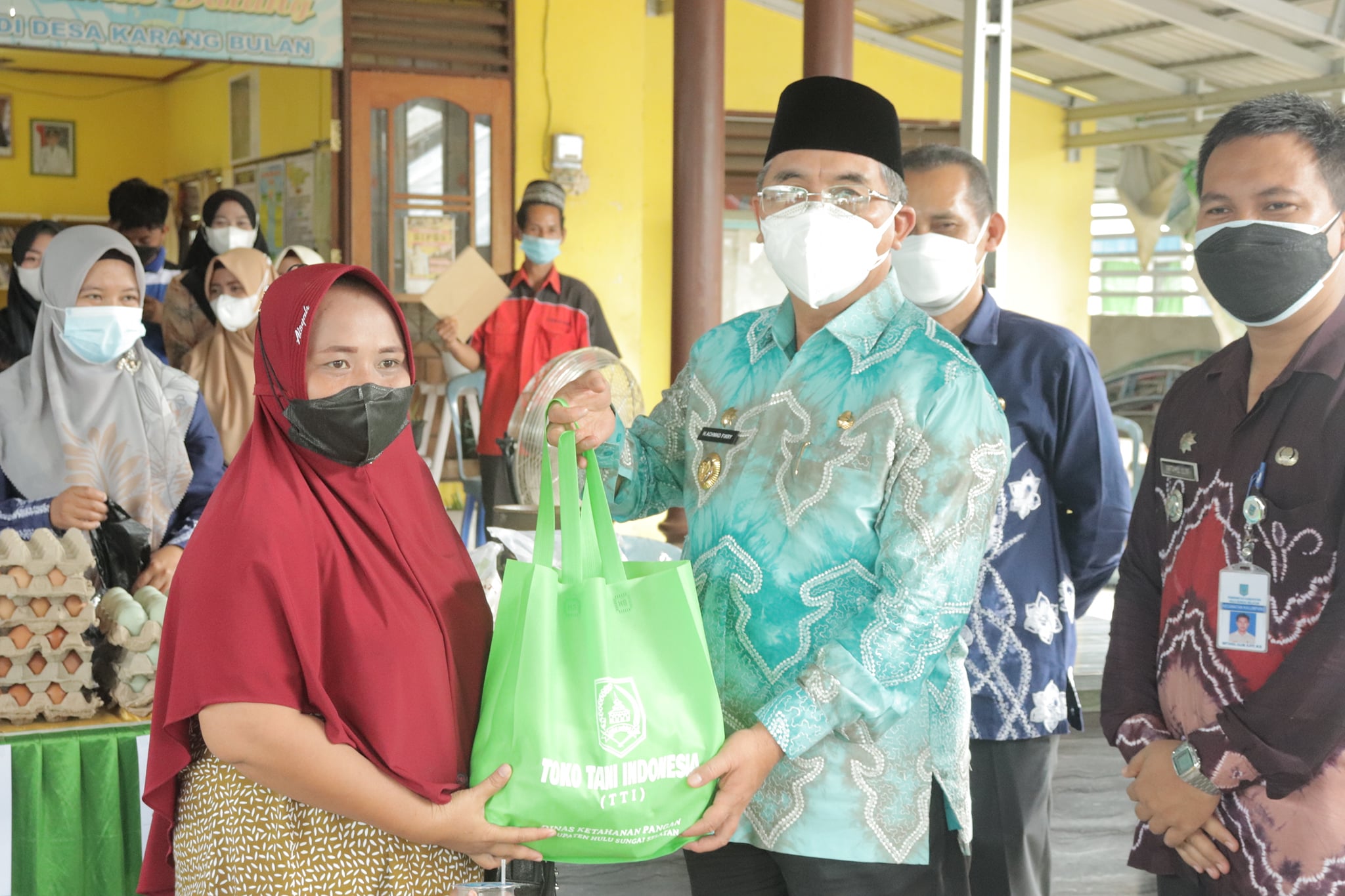 Bupati Hulu Sungai Selatan Drs. H. Achmad Fikry, M.AP meninjau pelaksanaan Bazar Tono Tani Indonesia dan Pasar Murah yang digelar Dinas Ketahanan Pangan Kab. HSS dan Dinas Perdagangan Kab. HSS