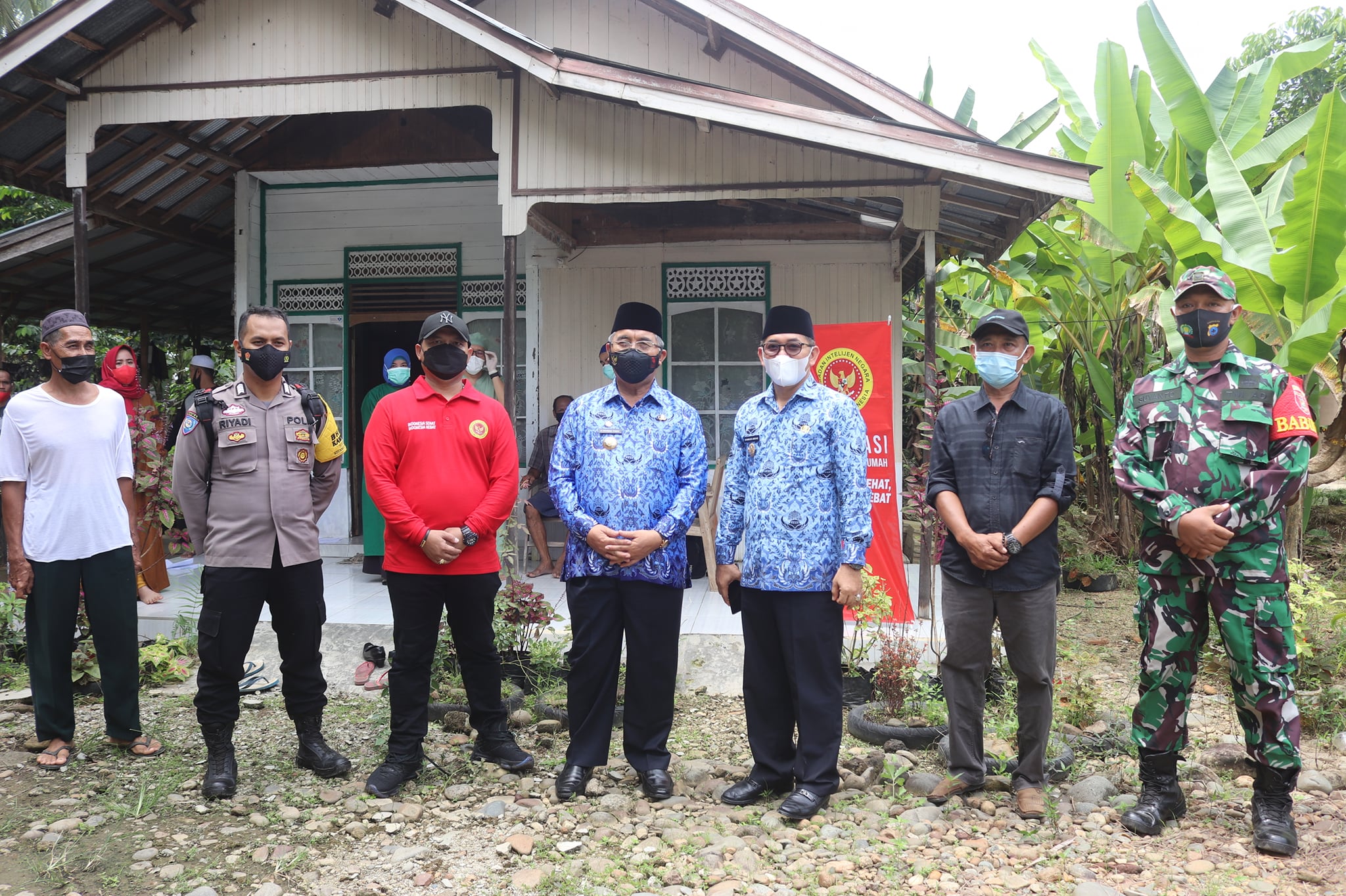 Bupati Hulu Sungai Selatan Drs. Achmad Fikry, M.AP didampingi Wakil Bupati Hulu Sungai Selatan Syamsuri Arsyad, S.AP, MA melanjutkan giatnya untuk meninjau secara langsung kegiatan vaksinasi door to door yang difasilitasi oleh Badan Intelejen Negara (BIN) Kalsel