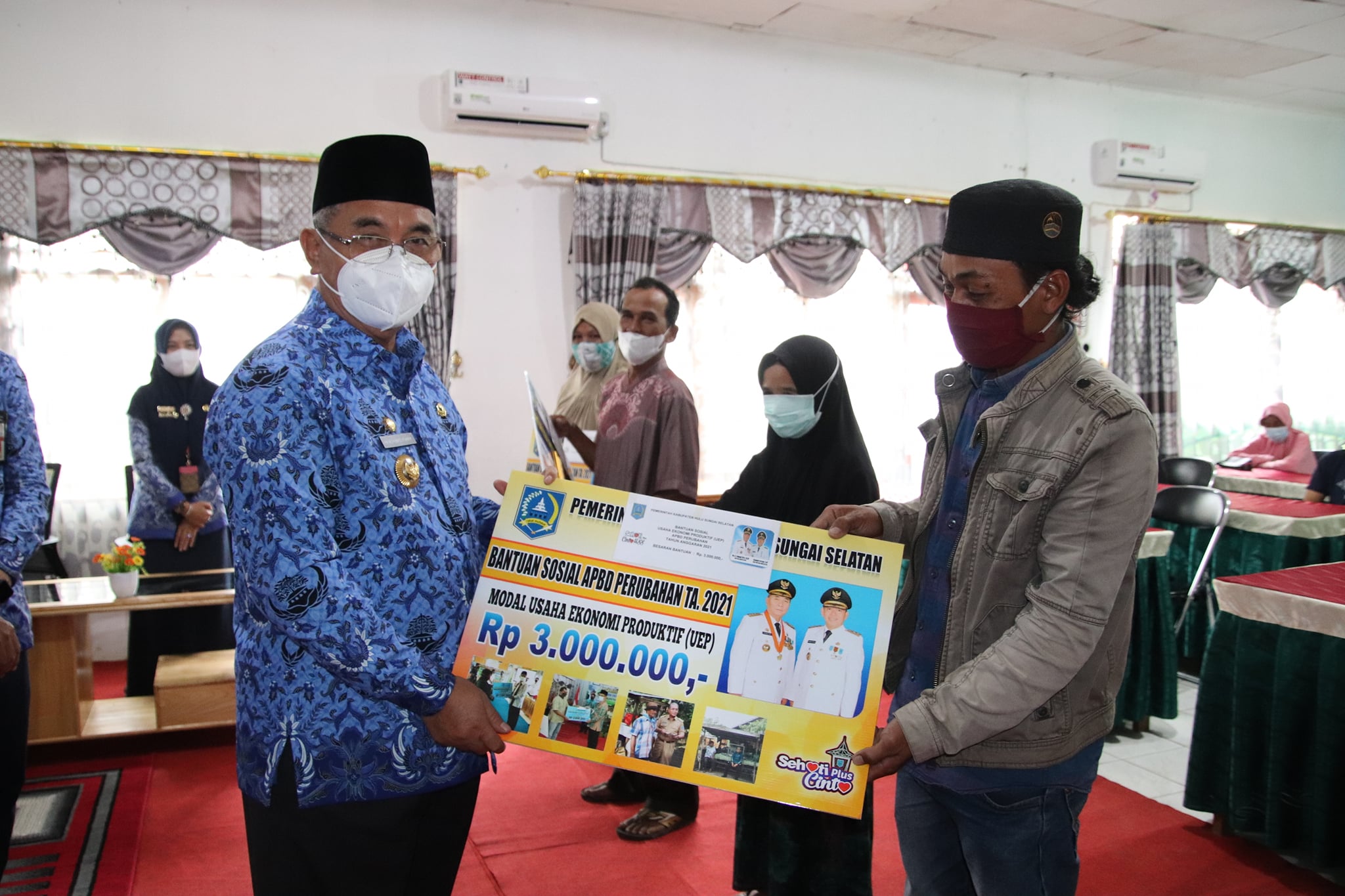 BUPATI HSS KEMBALI SALURKAN BANTUAN SOSIAL UNTUK KECAMATAN TELAGA LANGSAT DAN KECAMATAN ANGKINANG