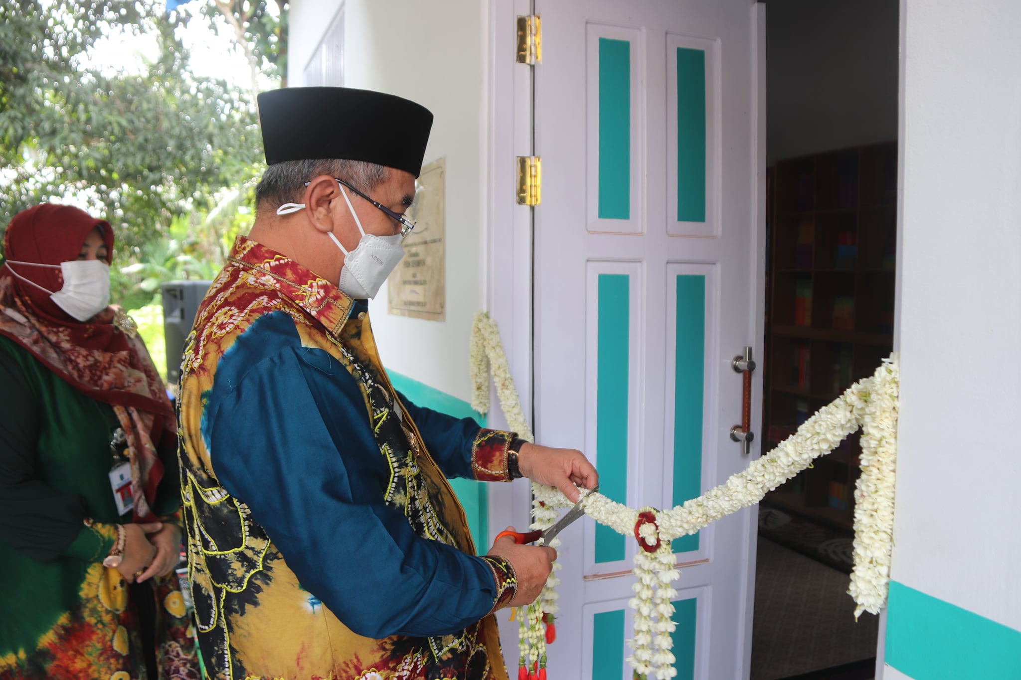 BUPATI HSS SERAHKAN DANA BOP DAN RESMIKAN PKBM SERUMPUN