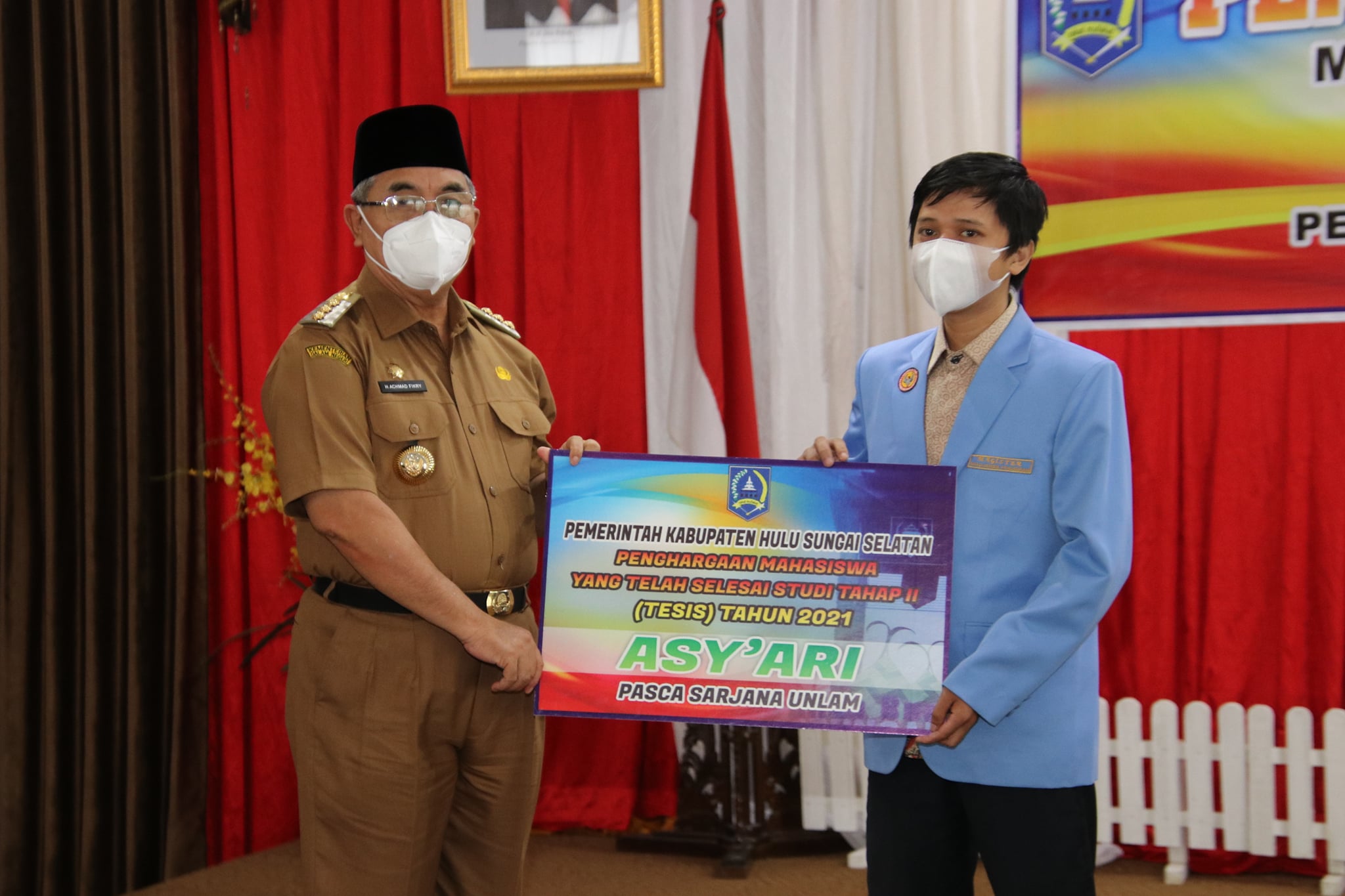 BUPATI HSS SERAHKAN PERNGAHARGAAN MAHASISWA BERPRESTASI TAHAP II TAHUN 2021