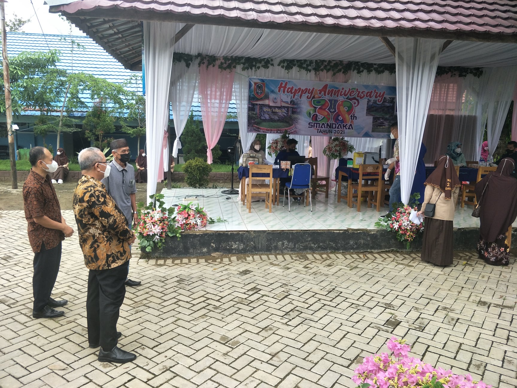 BUPATI HSS TINJAU LANGSUNG PELAKSANAAN VAKSINASI KEPADA SISWA SEKOLAH DAN MASYARAKAT