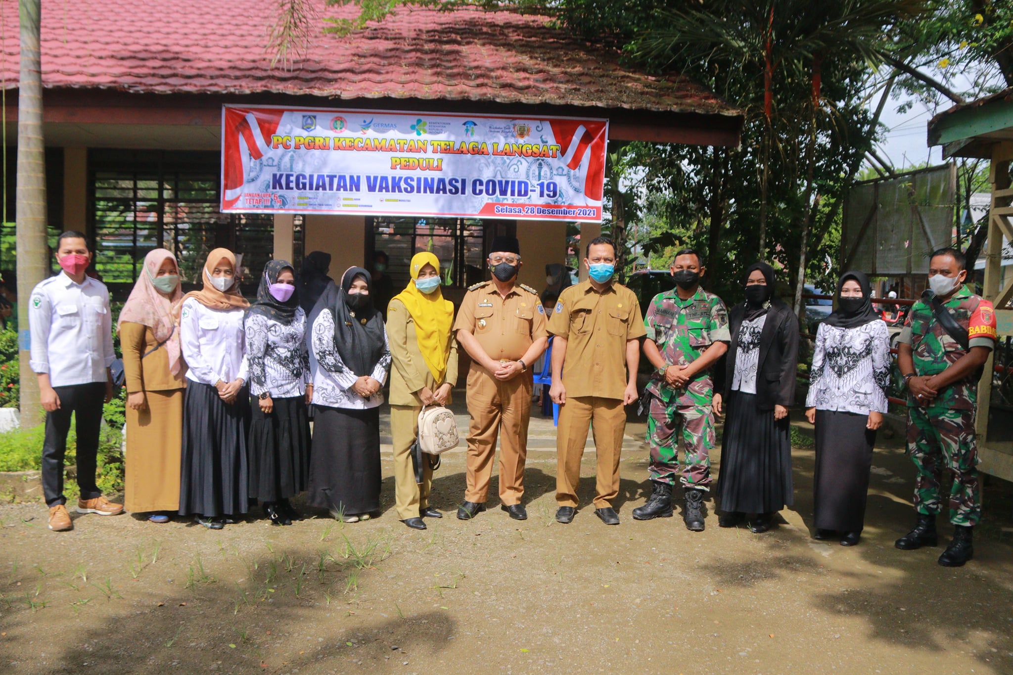 Bupati HSS terus lakukan peninjauan ke titik vaksinasi, sebagai bentuk memberikan motivasi dan support kepada masyarakat secara langsung