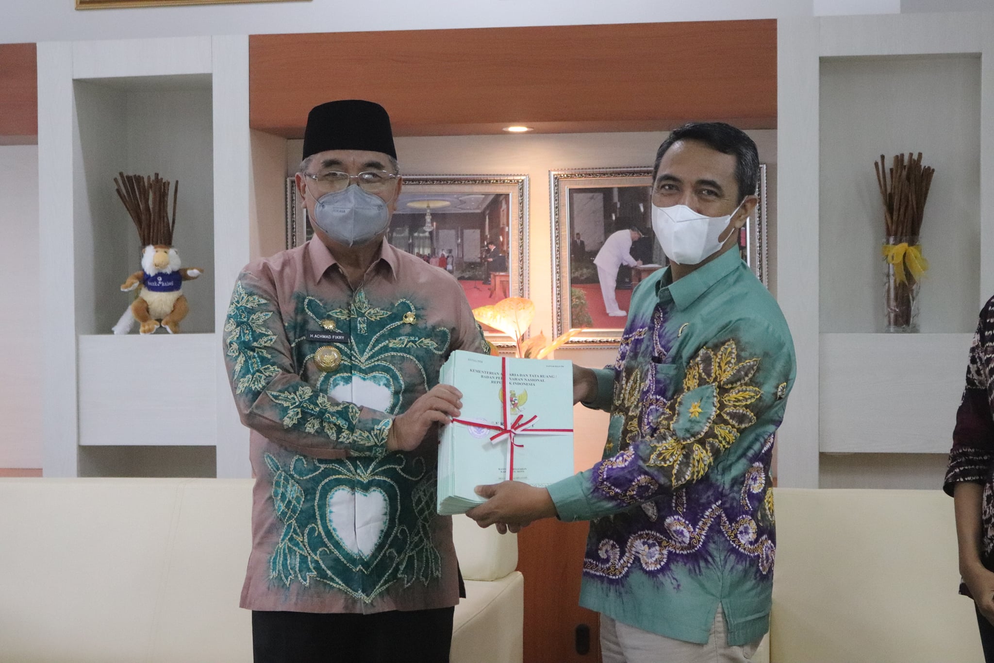 Bupati Hulu Sungai Selatan menerima sertifikat aset Barang Milik Daerah (BMD)