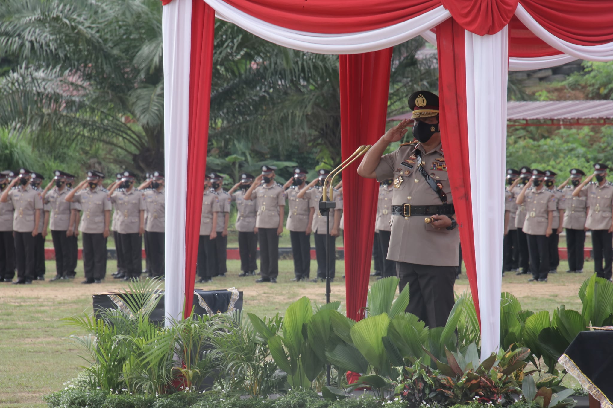 Bupati Hulu Sungai Selatan diwakili Asisten Pemerintahan dan Kesejahteraan Masyarakat Drs. Efran, M.AP menghadiri upacara penutupan Pendidikan Pembentukan Bintara (Diktukba) Sekolah Polisi Negara (SPN) Polda Kalsel Tahun Anggaran 2021