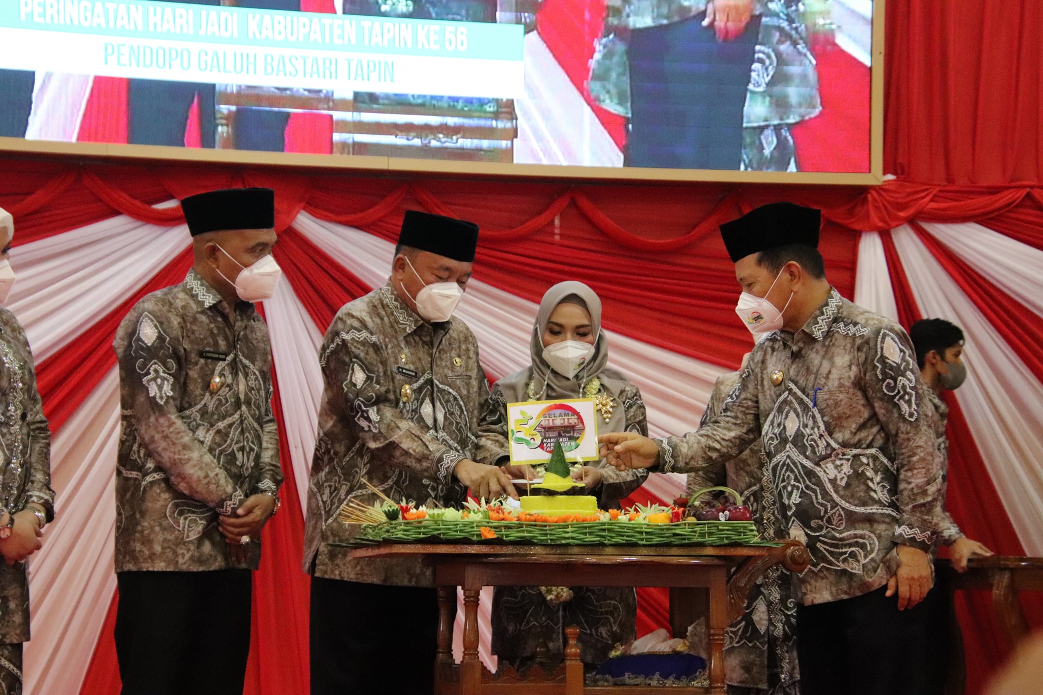 Wakil Bupati Hulu Sungai Selatan menghadiri puncak peringatan Hari Ulang Tahun (HUT) Kabupaten Tapin ke-56 tahun 2021 yang diselenggarakan di Pendopo Galuh Bastari Rantau Baru