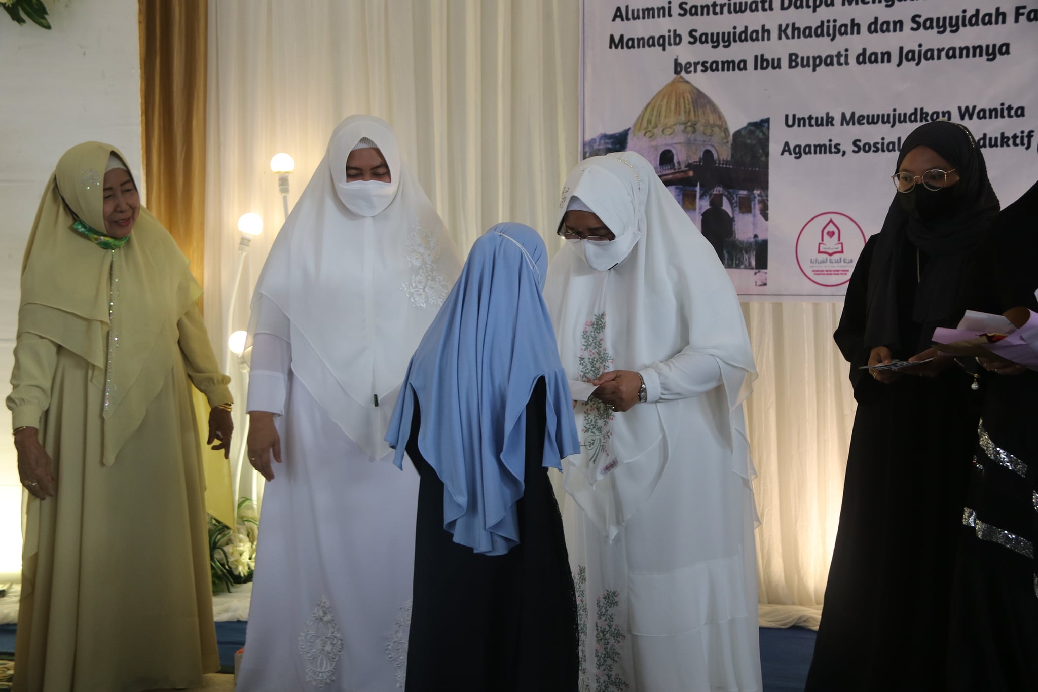 KETUA TP. PKK KAB. HSS HADIRI MANAQIB SAYYIDAH KHADIJAH DAN SAYYIDAH FATIMAH YANG DIGELAR ALUMNI PONPES DALPA