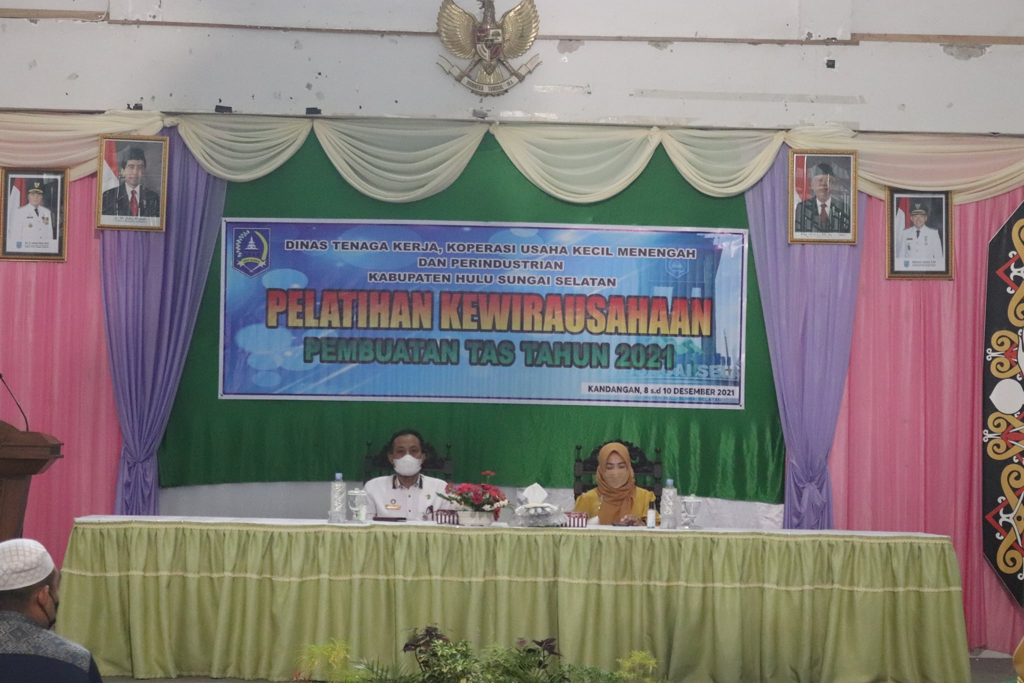 Untuk meningkatkan Pendapatan dan meningkatkan kreativitas dari UKM di Kabupaten Hulu Sungai Selatan, Dinas Tenaga Kerja Koperasi UKM dan Perindustrian (Disnakerkop UKMP) khusus nya Bidang Koperasi Usaha Mikro, mengadakan Kegiatan Pelatihan Kewirausahaan Pembuatan Tas
