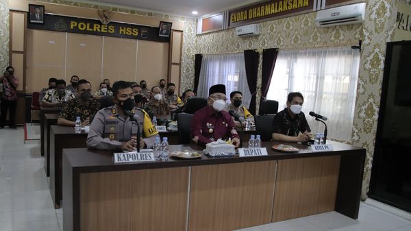 Bupati Hulu Sungai Selatan menghadiri rapat koordinasi (rakor) lintas sektoral yang digelar Kepolisian Negara Republik Indonesia secara video conferens (vicon) bertempat di Aula Endra Dharmalaksana Mapolres HSS