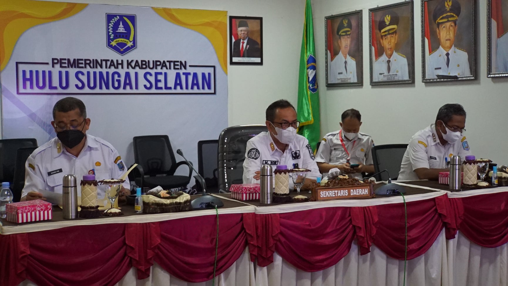 Bupati HSS Drs. H. Achmad Fikry M AP yang diwakili Sekretaris Daerah Kabupaten Hulu Sungai Selatan Drs. H. Muhammad Noor M.AP ikuti Rapat Koordinasi yang dilaksanakan Mendagri secara video conference, di Media Center Setda Kab. HSS