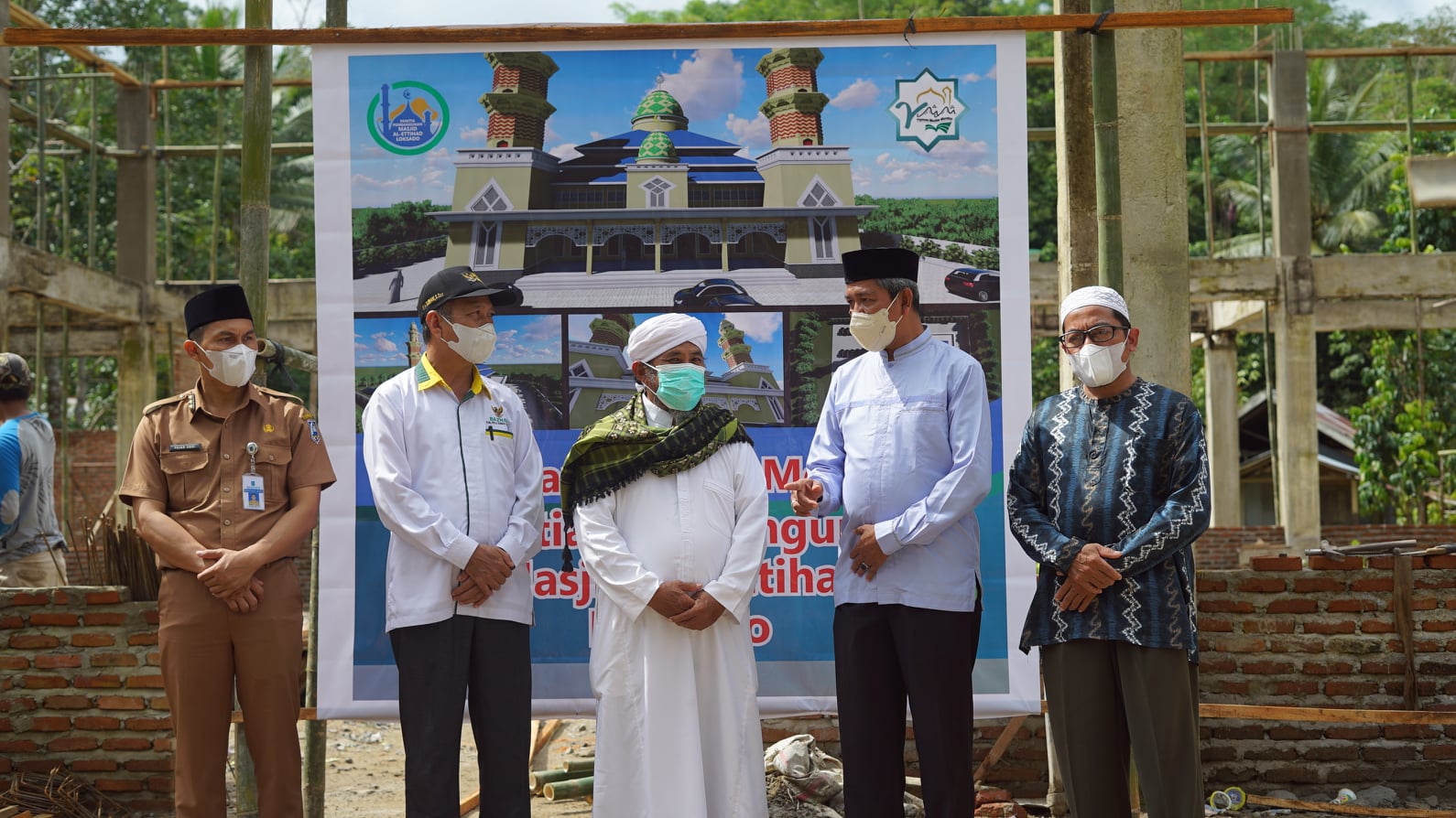 Panitia Pembangunan Mesjid Al – Ettihad melakukan penggalangan dana untuk mewujudkan pembangunan Masjid Al – Ettihad yang terletak di Desa Loksado Kecamatan Loksado