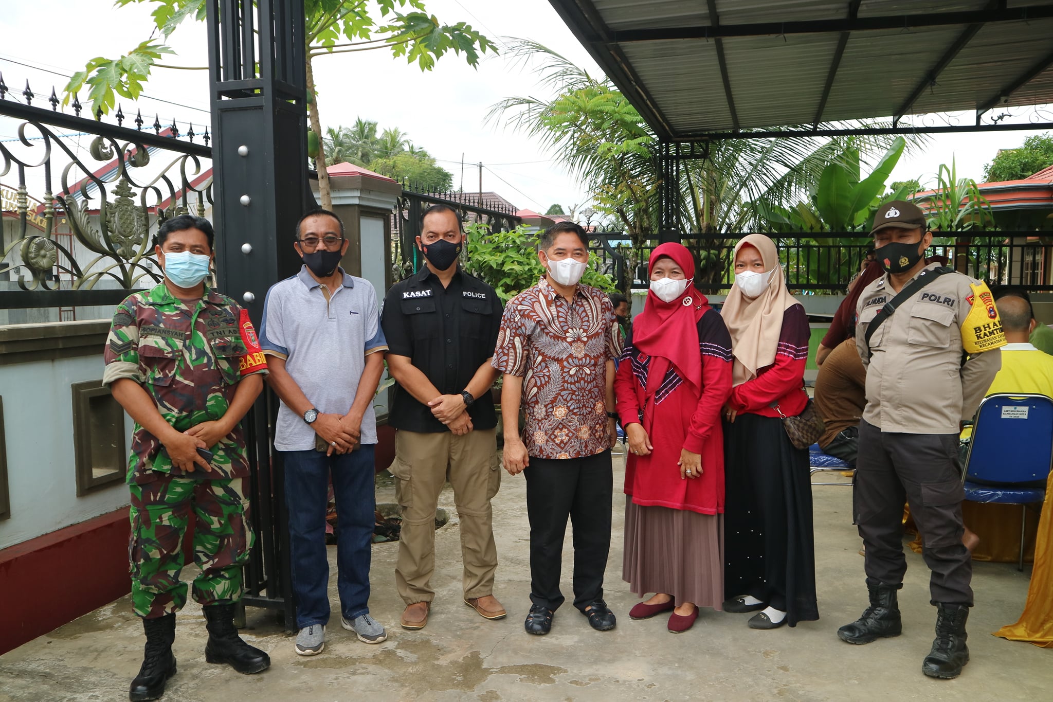 Pemerintah Kabupaten Hulu Sungai Selatan melalui peran aktif dan kerjasama berbagai pihak dengan menggencarkan vaksinasi secara door to door