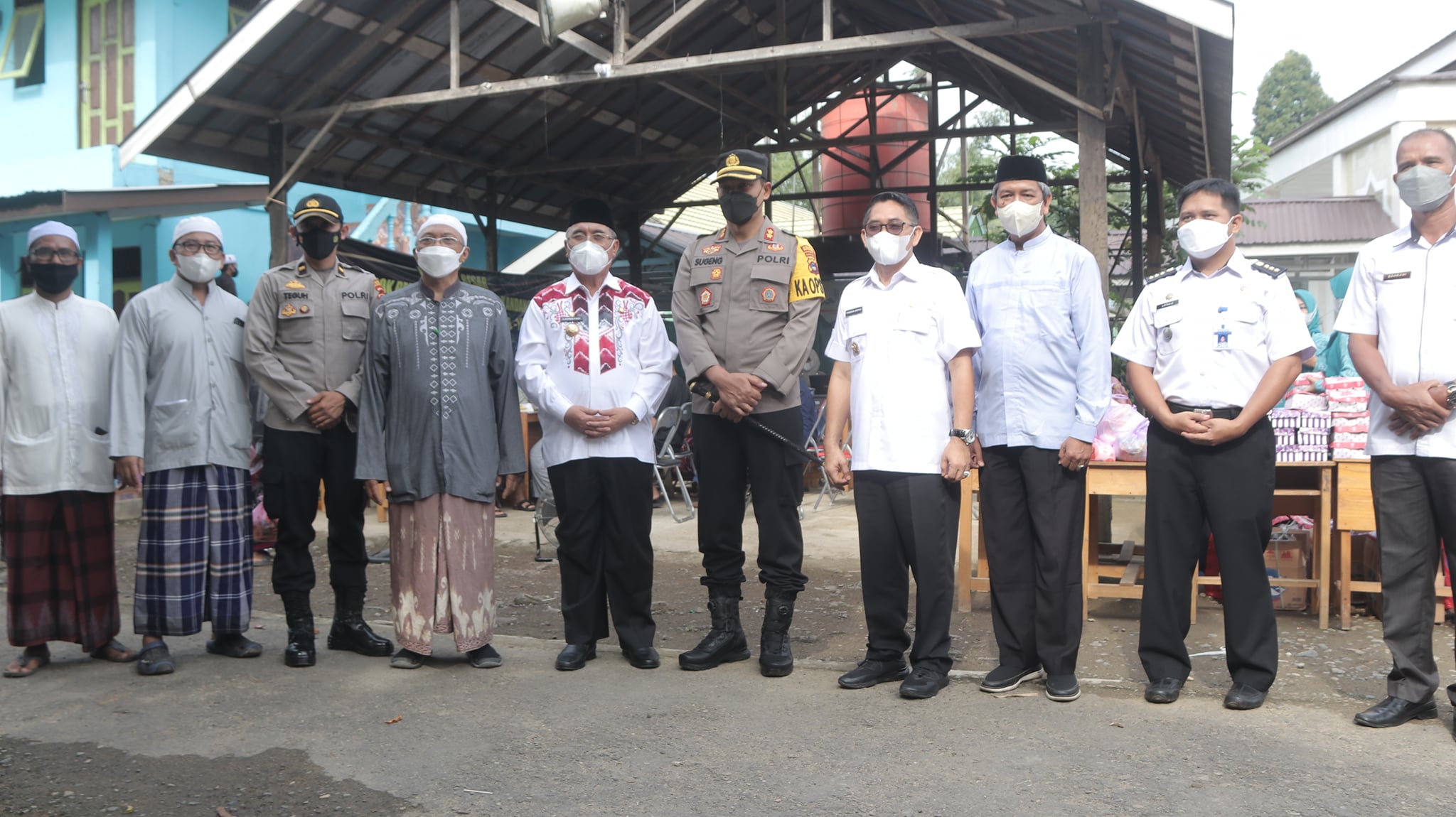 Bupati Hulu Sungai Selatan didampingi Wakil Bupati HSS hadir di lokasi untuk memantau jalannya kegiatan vaksinasi yang dilakukan di Pondok Pesantren Darul Ulum Kandangan