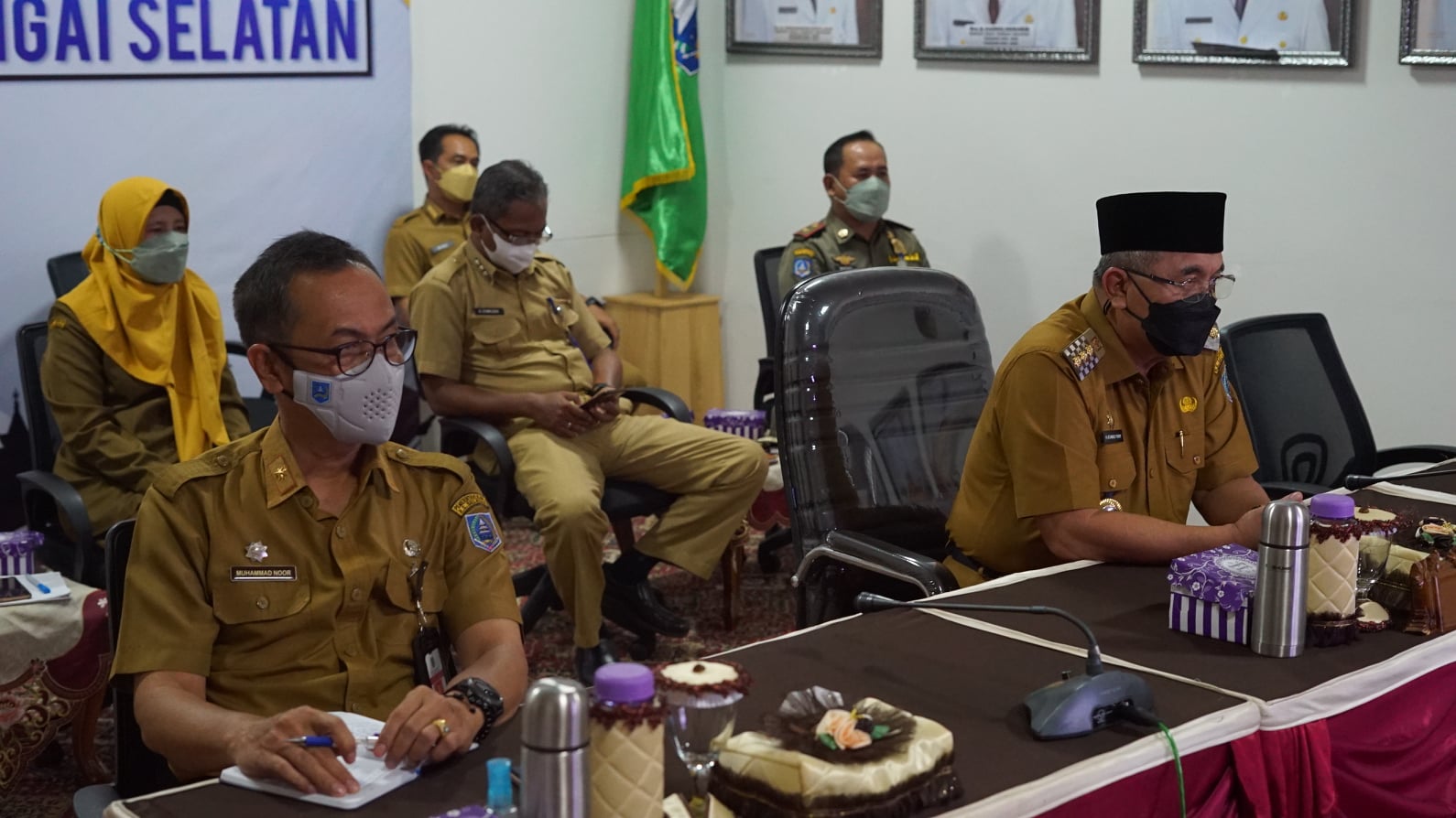Bupati HSS Drs. H. Achmad Fikry M. AP didampingi Sekretaris Daerah Kabupaten Hulu Sungai Selatan Drs. H. Muhammad Noor M.AP ikuti Rapat Koordinasi yang dilaksanakan bersama Mendagri dan Menkes secara video conference, di Media Center Setda Kab. HSS