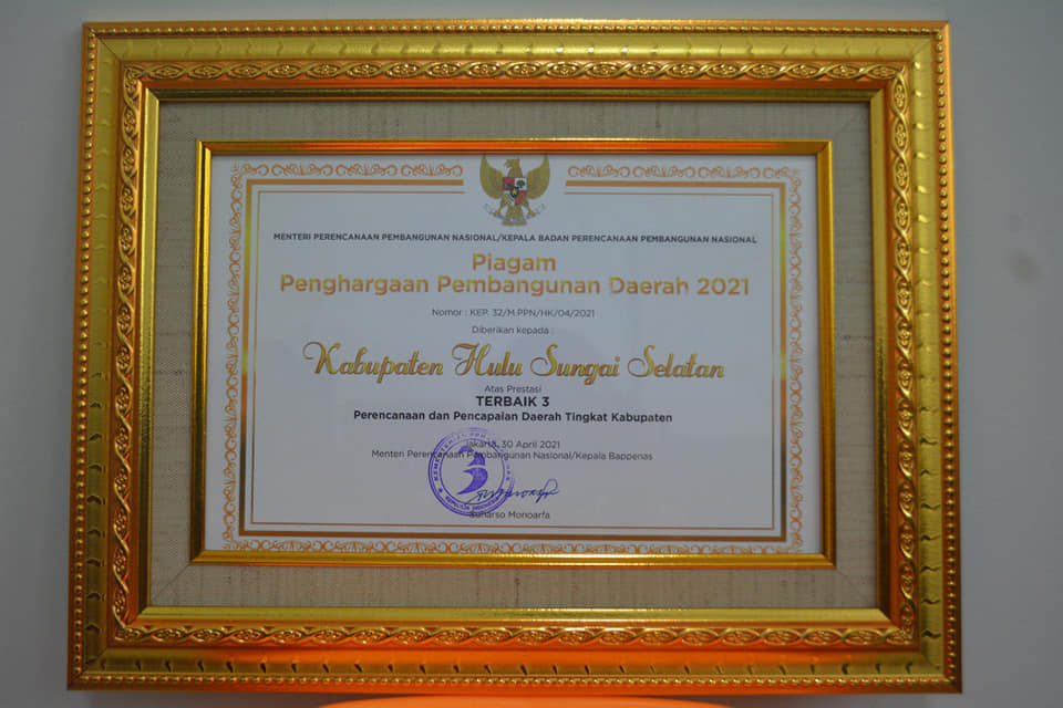 Piagam Penghargaan Pembangunan Daerah 2021 oleh Kabupaten Hulu Sungai Selatan dengan predikat Terbaik 3 pada Perencanaan dan Pencapaian Daerah Tingkat Kabupaten Se-Indonesia