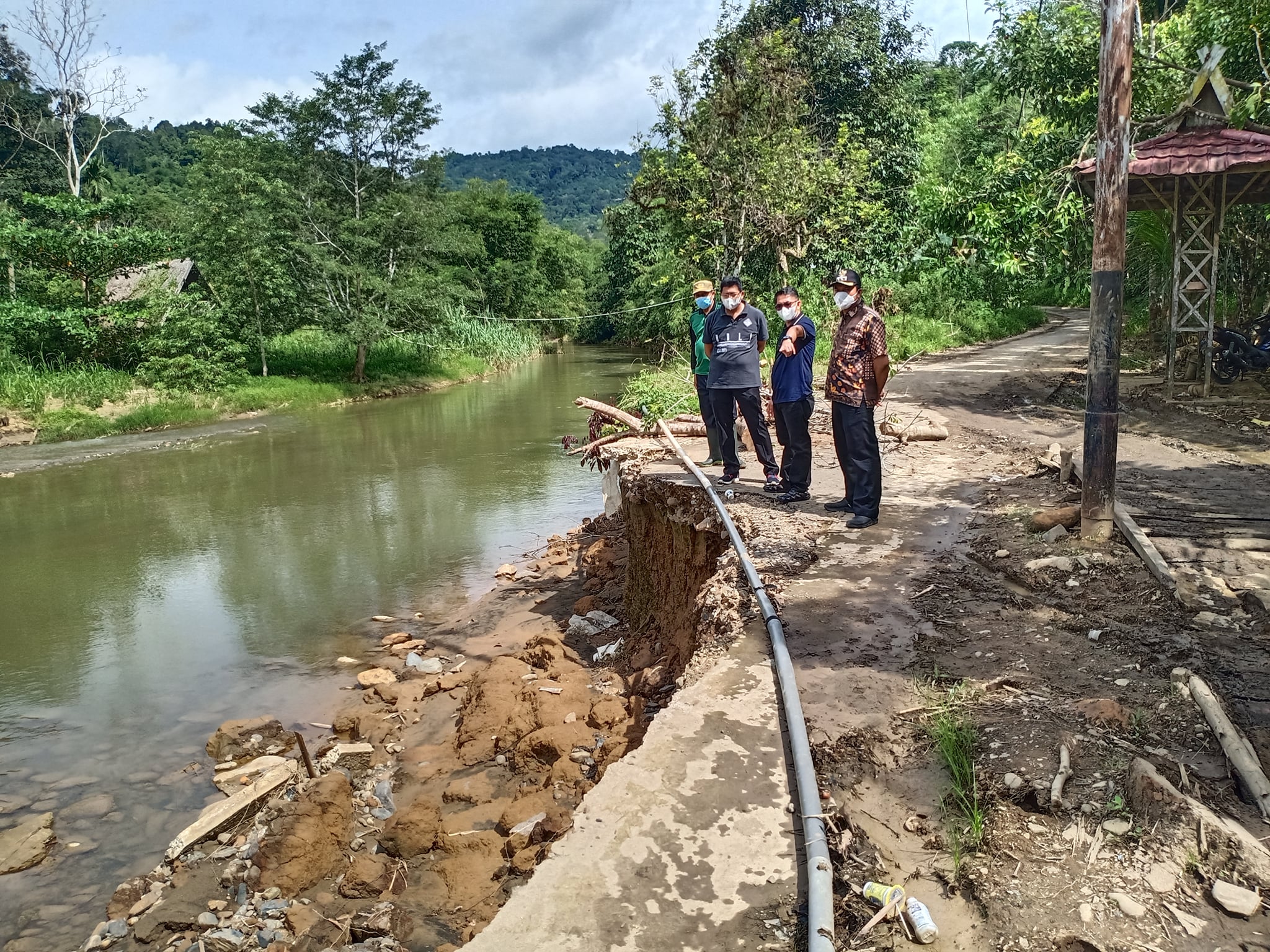 TANGGAPI LAPORAN WARGA, WABUP HSS TINJAU LONGSOR DI DESA ULANG