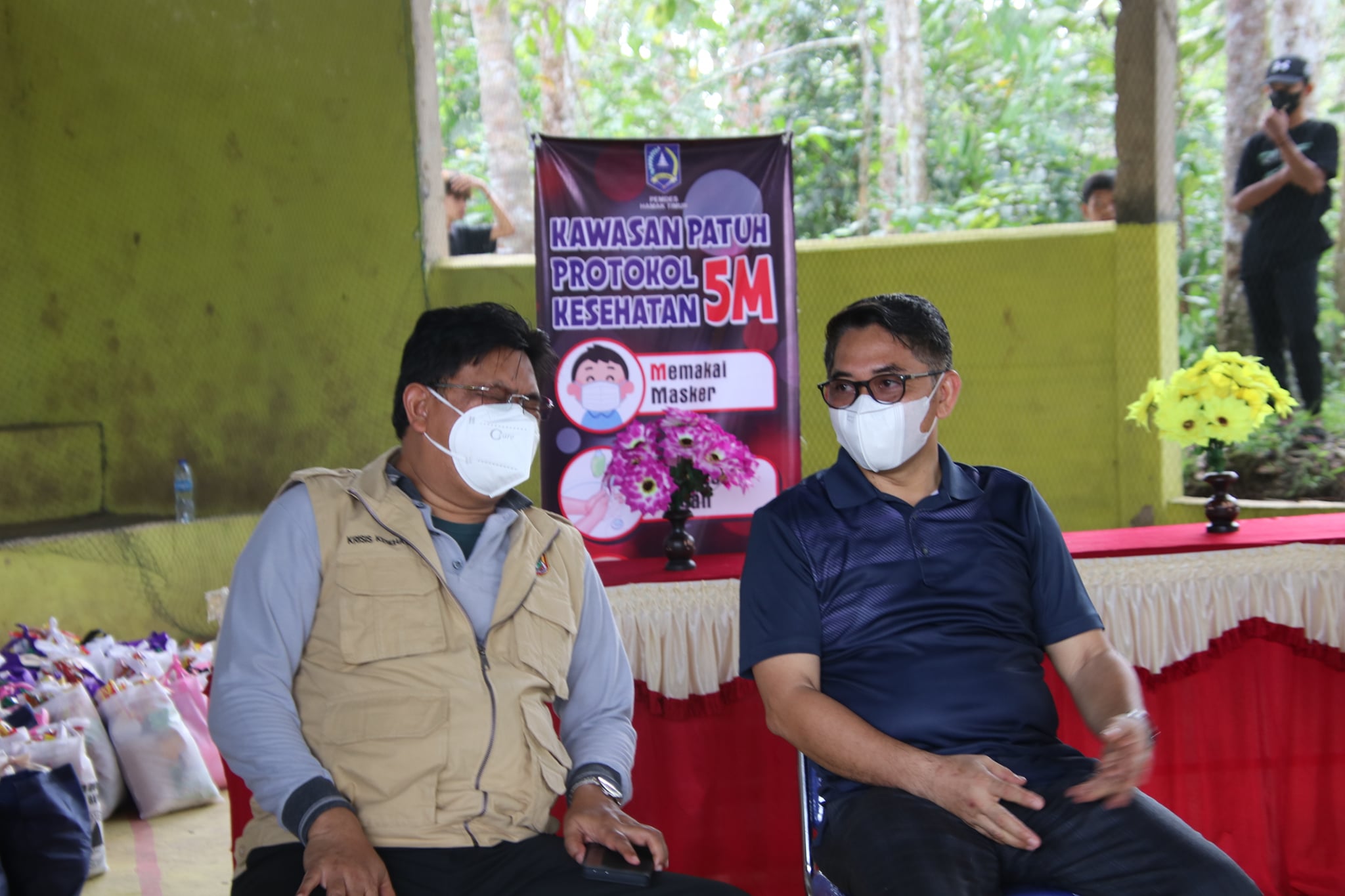 WABUP BANGGAKAN IRFAN REMAJA HAMAK TIMUR YANG IKUTI VAKSINASI MASSAL COVID-19