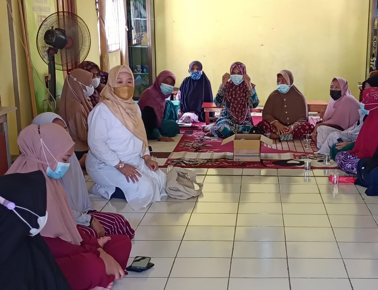 WARGA DESA PAKAN DALAM SAMBUT BAIK LAYANAN VAKSINASI DOOR TO DOOR
