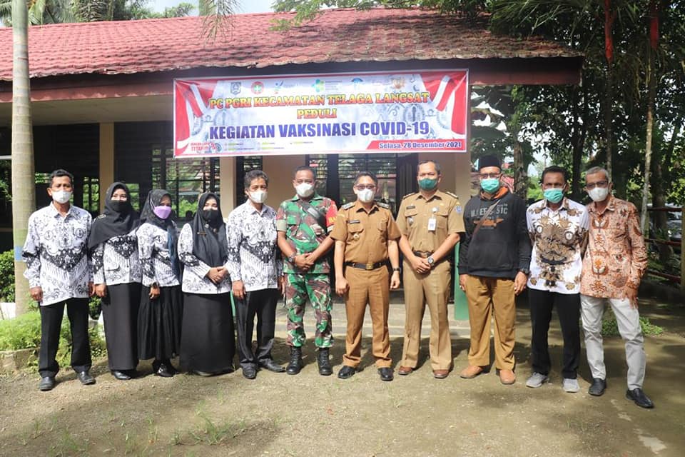 Wakil Bupati Hulu Sungai Selatan tinjau pelaksanaan vaksinasi yang ada di SDN Telaga Langsat dan Rumah Desa Sehat
