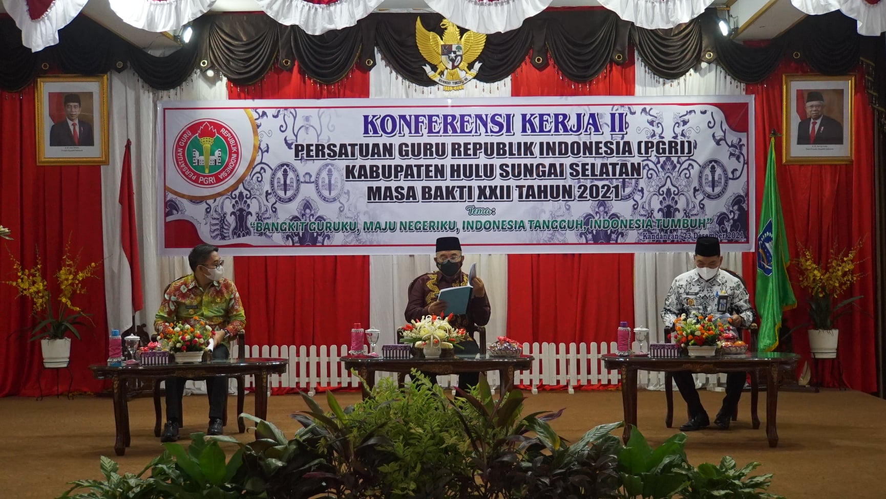 Bupati HSS Drs. H. Achmad Fikry, M.AP didampingi Wakil Bupati HSS Syamsuri Arsyad S.AP MA membuka acara konferensi kerja II PGRI Kab. HSS Tahun 2021