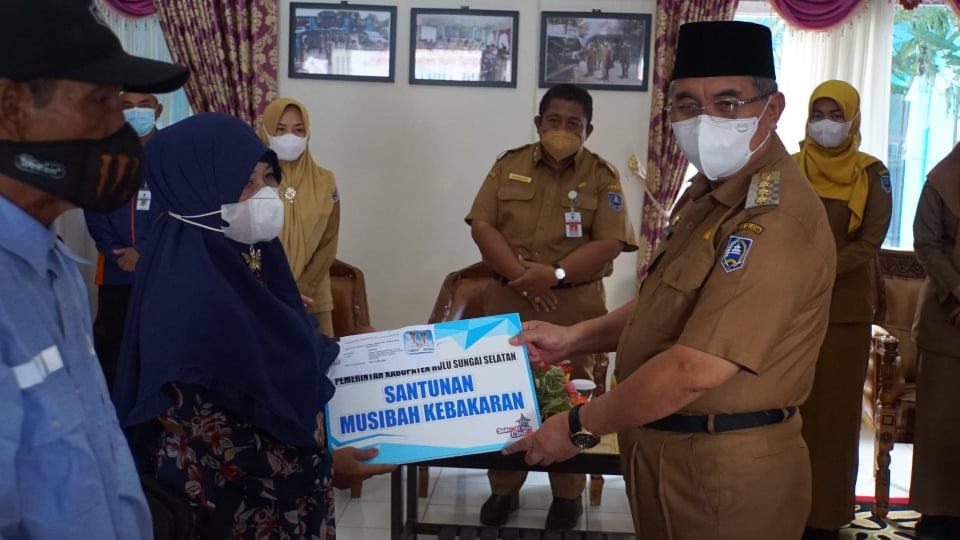 Bupati Hulu Sungai Selatan kembali menyerahkan bantuan sosial program rumah sejahtera dan UEP bagi masyarakat wilayah Kecamatan 3 Daha