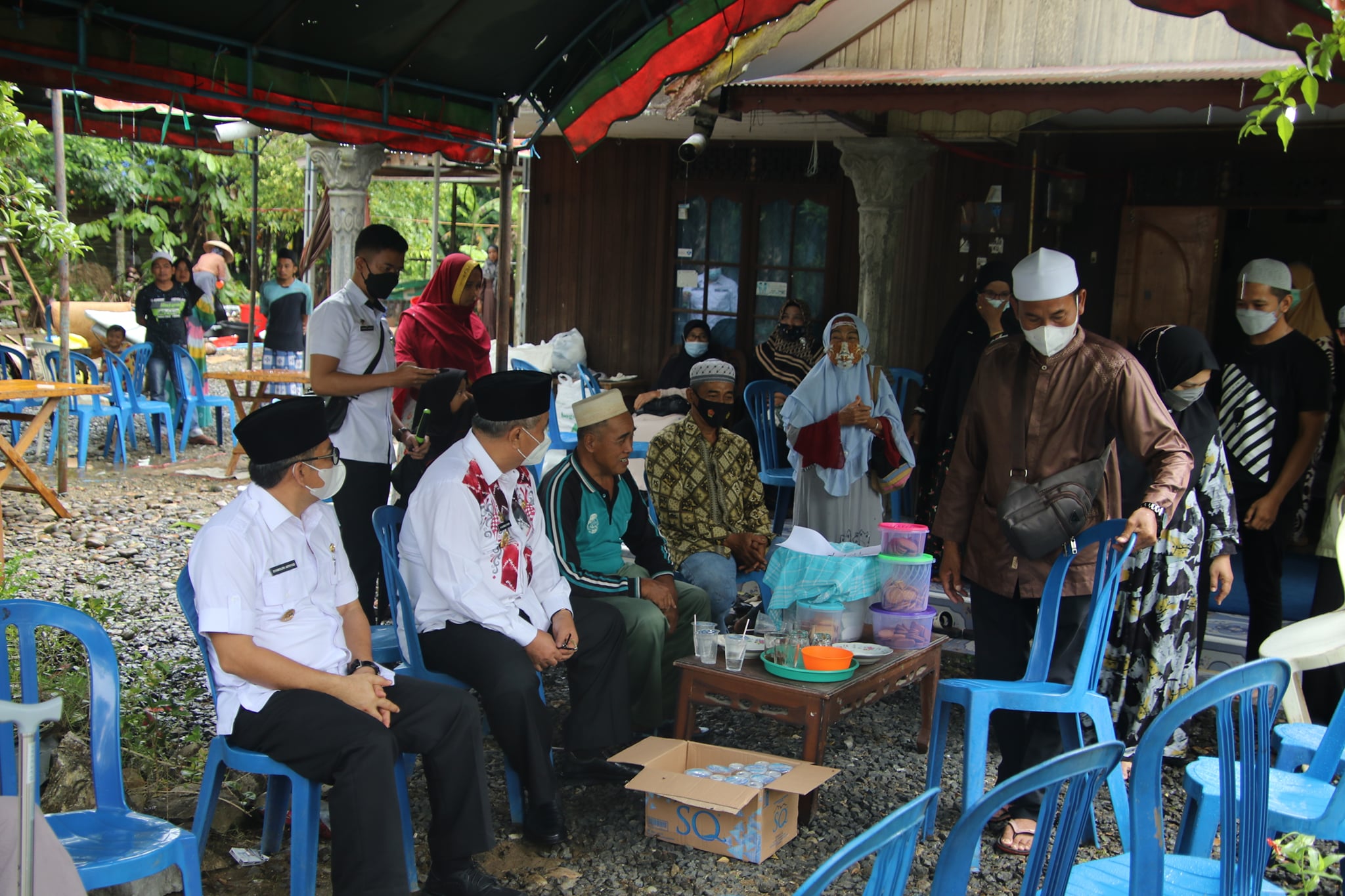 Setelah dari Desa Balimau, Bupati HSS Drs. H. Achmad Fikry, M.AP dan Wakil Bupati HSS Syamsuri Arsyad, S.AP, MA menuju Desa Asam Kecamatan Sungai Raya, untuk bertakziah kerumah duka Abdan Adilaidi Bin Indi, yang semasa hidup merupakan pensiunan ASN Kecamatan Simpur. Almarhum berpulang kerahmatullah, pada pukul 4 subuh Rabu 29 Desember 2021, Almarhum di semayamkan di rumah duka Desa Asam Seranggan, Kecamatan Sungai Raya. Setiap yang datang, pasti akan kembali. Sesungguhnya Allah pemilik rencana terbaik bagi seluruh umat-Nya. Turut berbelasungkawa, semoga Allah menempatkan Alm. Abdan Adilaidi di tempat terbaik disisi-Nya.  Dan untuk keluarga yang ditinggalkan semoga selalu diberikan kesabaran dan ketabahan. Aamiin Yaa Rabbal ‘Aalamiin.