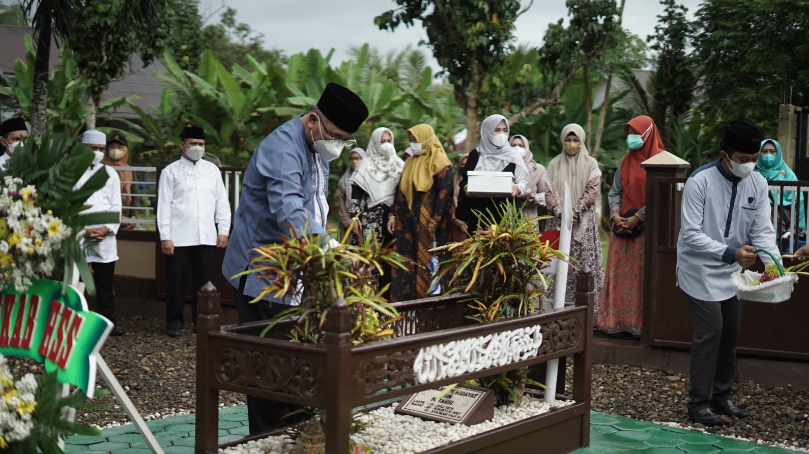 Bupati HSS beserta jajaran pejabat di lingkungan Pemerintah Daerah (Pemda) Kab.HSS melakukan ziarah ke makam pendiri Kabupaten HSS serta makam mantan pembina dan Ketua Korpri Kabupaten HSS
