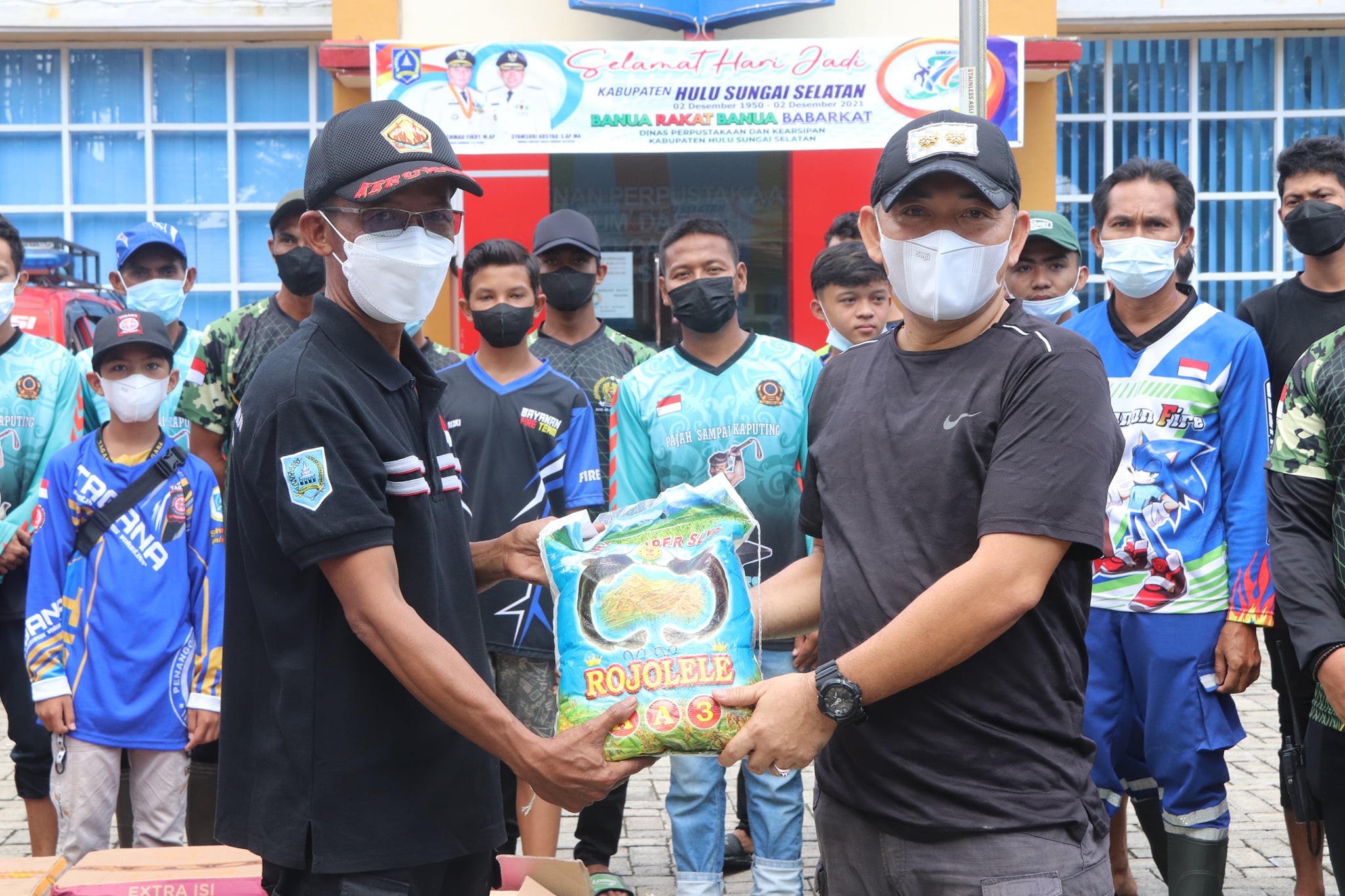 Pemerintah Daerah Kab. HSS menyerahkan dana bantuan, sembako serta masker untuk warga terdampak banjir yang diserahkan langsung oleh Wakil Bupati HSS Syamsuri Arsyad, S.AP, MA didampingi oleh Kepala Pelaksana Badan Penanggulangan Bencana Daerah (BPBD) HSS H. Syamsuddin, S.IP.