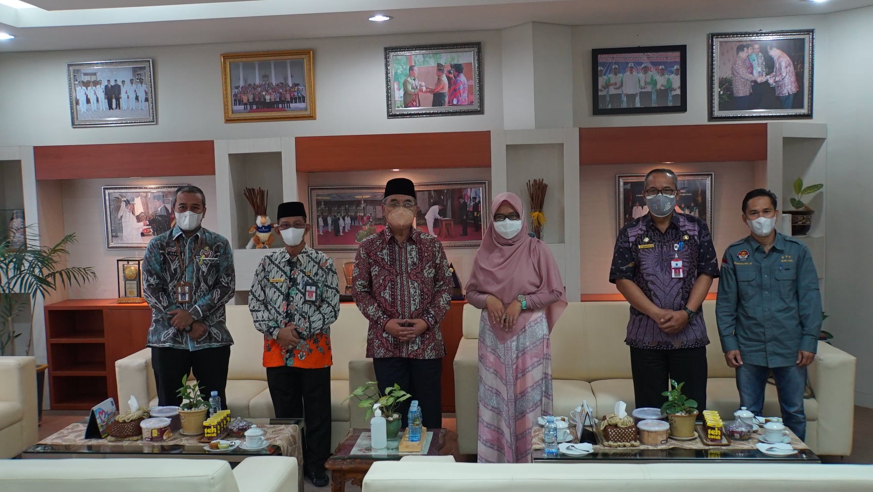 Bupati Hulu Sungai Selatan menyambut kedatangan Yuli Anjarwati Direktur operasional Amanah Borneo Park, Endah Prihatin SM marketing Amanah Borneo Park, Benyamin Uhil Ketua Umum Perkumpulan Dayak Meratus, dan Erwan S Ketua Harian Perkumpulan Dayak Meratus Kalsel