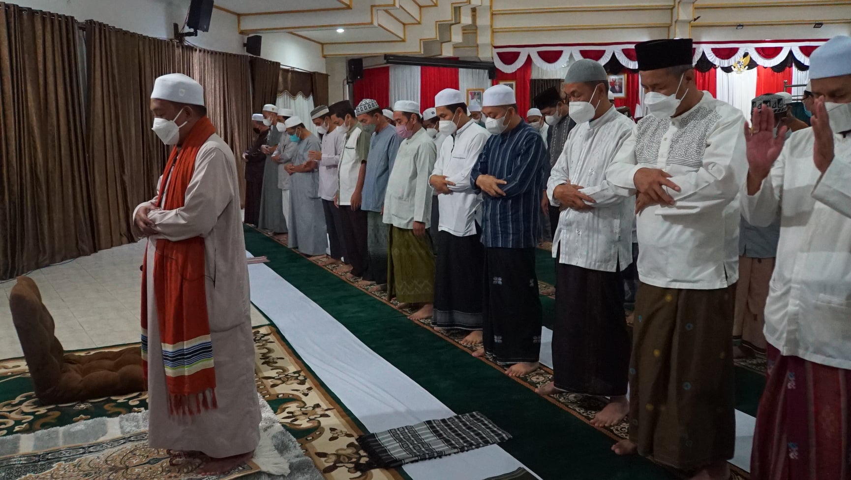 Pemerintah Kab. HSS kembali menggelar kegiatan rutinnya yaitu gerakan sholat subuh berjamaah di Pendopo Kab. HSS