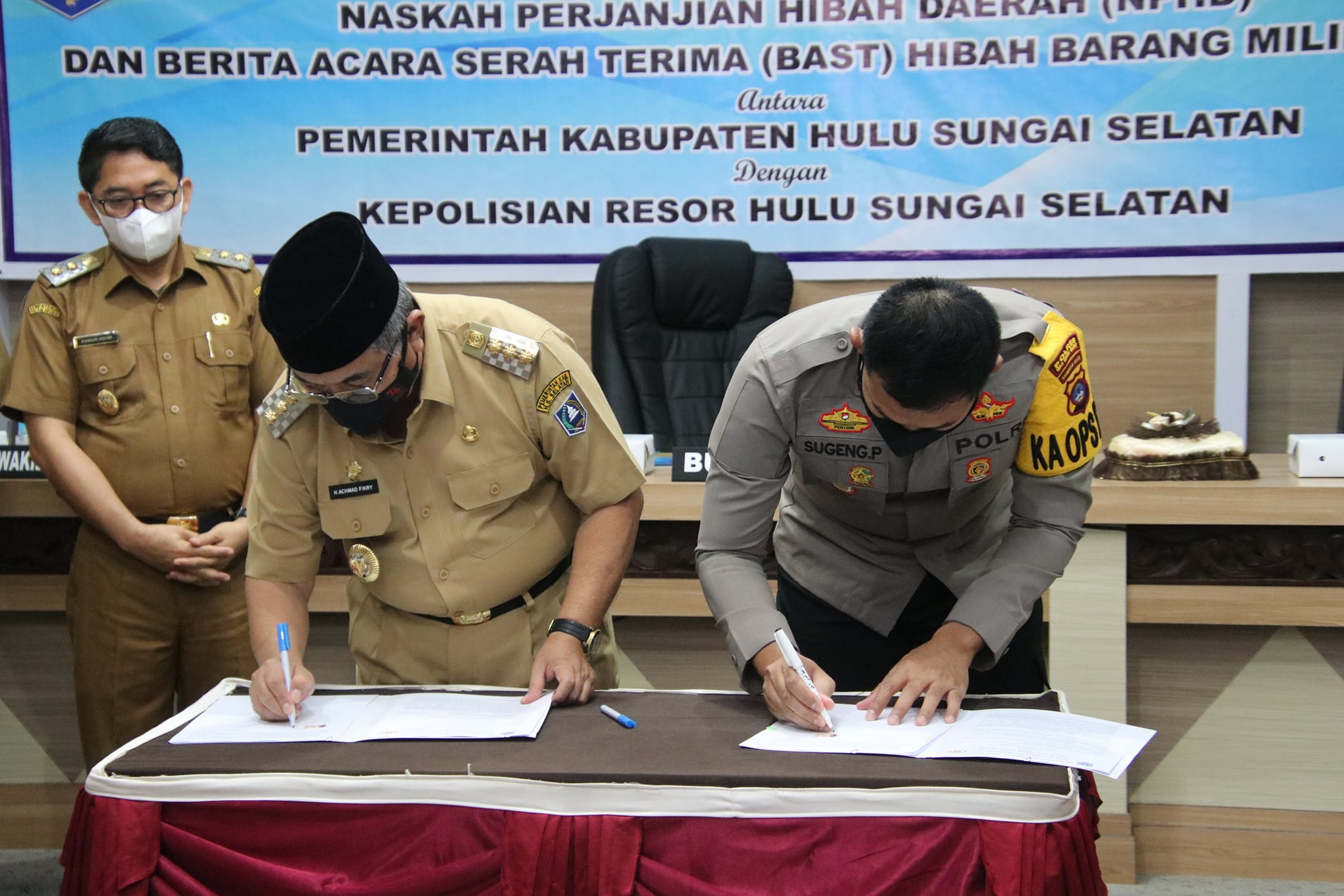 Penandatanganan NPHD dan BAST Hibah Barang Milik Daerah Antara Pemkab HSS dan Polres HSS