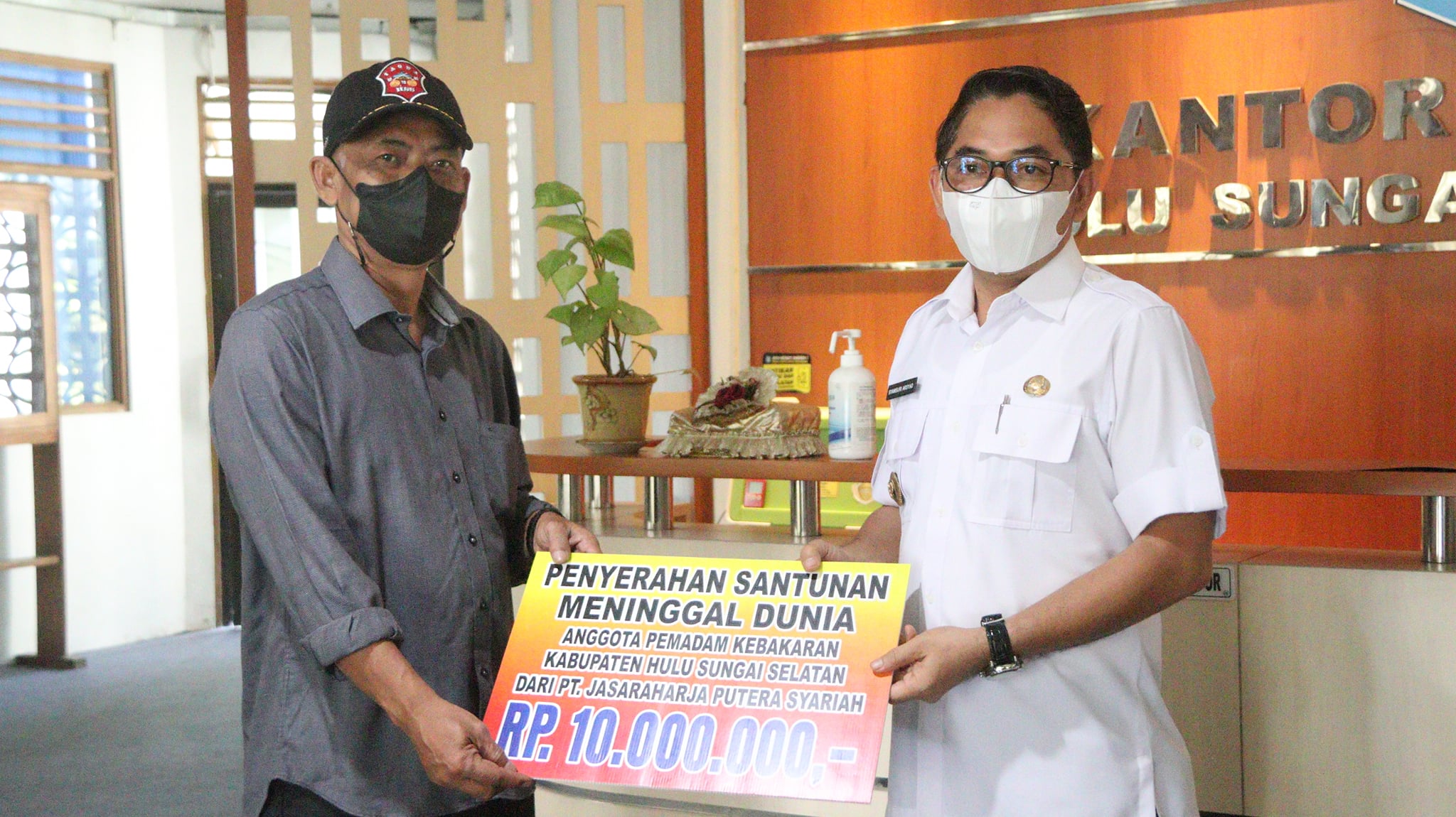 WABUP HSS SERAHKAN SANTUNAN MENINGGAL DUNIA ANGGOTA PEMADAM KEBAKARAN