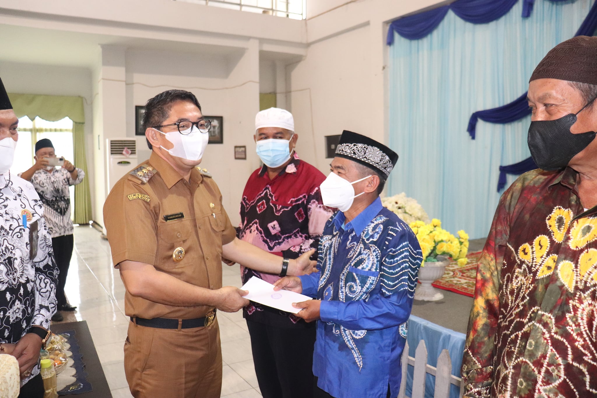 WAKIL BUPATI HSS KEMBALI SERAHKAN SANTUNAN UNTUK ANGGOTA PGRI KAB. HSS YANG PURNA TUGAS TAHUN 2021