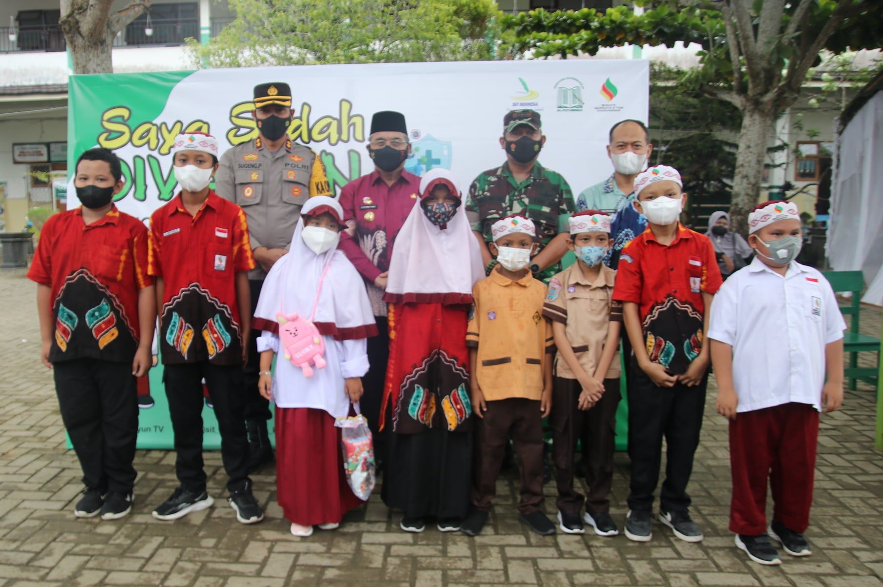 BUPATI BERI SEMANGAT ANAK-ANAK QA SAAT MENGIKUTI VAKSINASI MASSAL BOOSTER