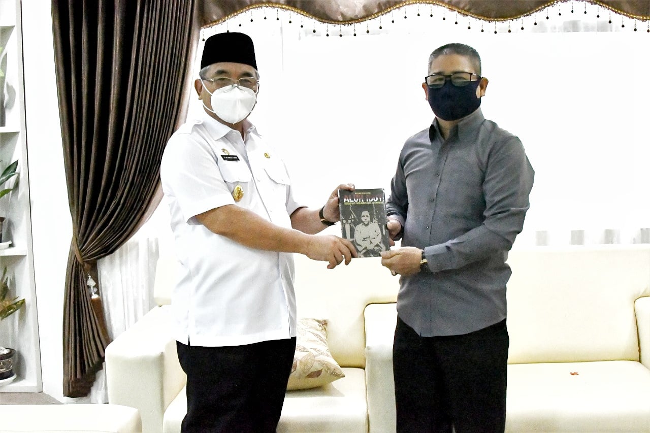 BUPATI HSS TERIMA TAMU IWAN YUSI SEBAGAI EDITOR BUKU ALUH IDUT PEREMPUAN PAHLAWAN ASAL KANDANGAN