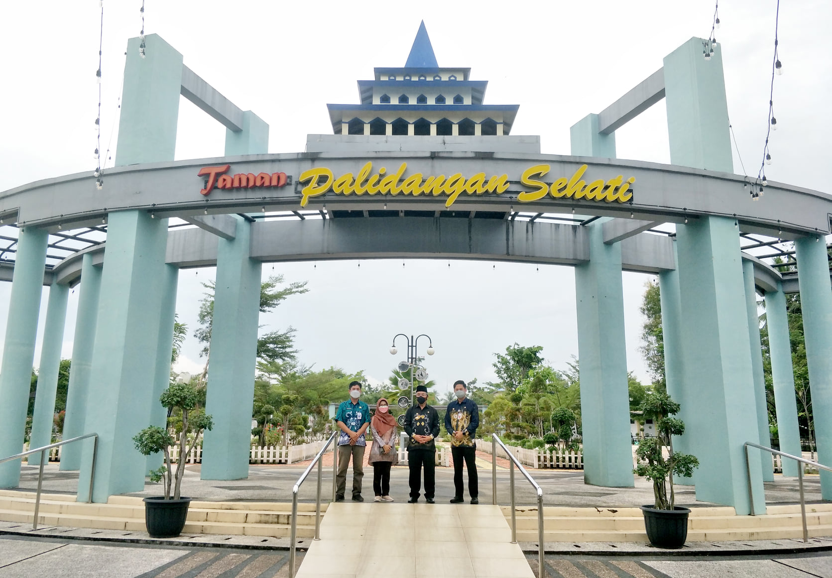 BUPATI HSS TINJAU RTH PALIDANGAN SEHATI, UNTUK PASTIKAN FASILITAS SERTA ALAT BERMAIN ANAK TETAP TERPELIHARA DAN AMAN