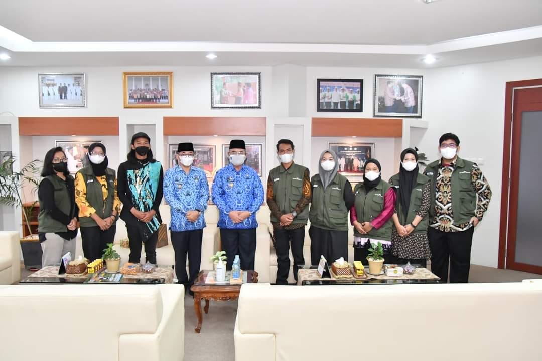 Bupati HSS dan Wakil Bupati HSS menerima tamu dari Indonesia Mengajar dalam rangka berpamitan setelah 5 tahun mengabdi sejak angkatan ke-5 tahun 2017