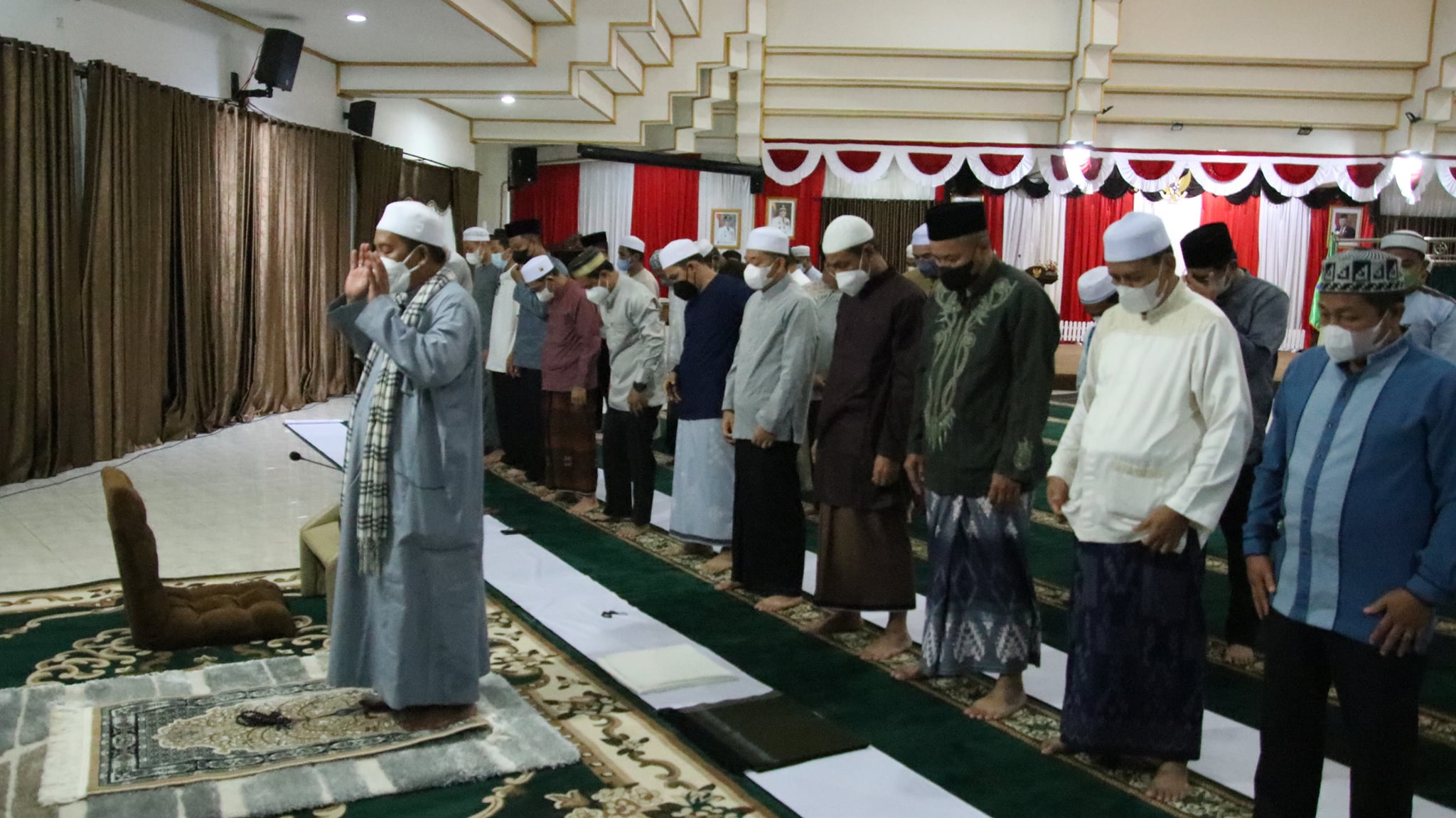 Pemerintah Kab. HSS kembali menggelar kegiatan rutinnya yaitu gerakan sholat subuh berjamaah di Pendopo Kab. HSS