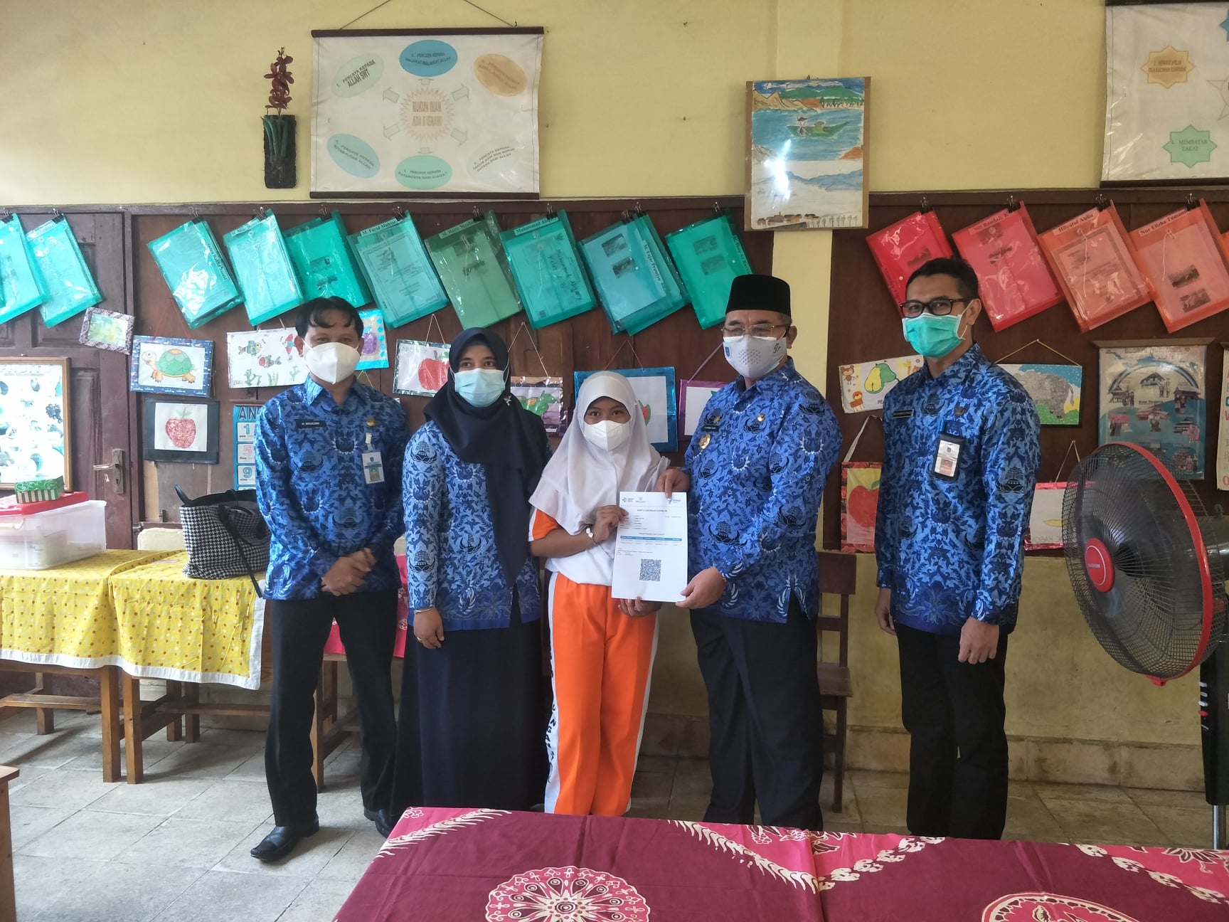 Bupati HSS melakukan peninjauan vaksinasi Covid 19 yang bertempat di SDN Kandangan Kota 4