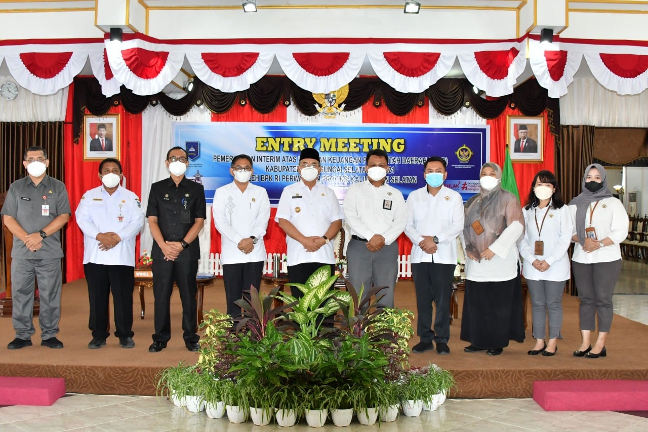 Bupati Hulu Sungai Selatan membuka acara Entry Meeting Pemeriksaan Interim atas LKPD Kabupaten Hulu Sungai Selatan Tahun Anggaran (TA) 2021