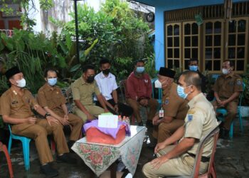 Sekretaris Daerah Kab. HSS bertakziah ke rumah duka almarhum Muhammad Noorajidinsyah bin H. Kasyful Anwar