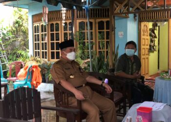 Bupati Hulu Sungai Selatan menyempatkan diri bertakziah atau melayat ke rumah duka almarhum Muhammad Noorajidinsyah bin H. Kasyful Anwar