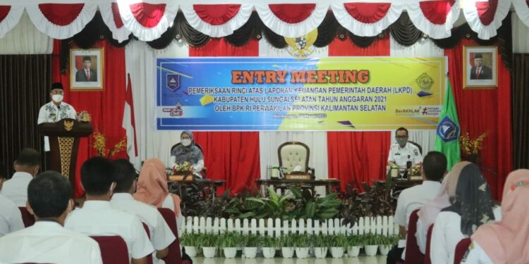 Bupati Hulu Sungai Selatan membuka acara Entry Meeting Pemeriksaan Rinci atas Laporan Keuangan Pemerintah Daerah (LKPD) Kabupaten Hulu Sungai Selatan Tahun Anggaran (TA) 2021 oleh BPK RI Perwakilan Provinsi Kalimantan Selatan