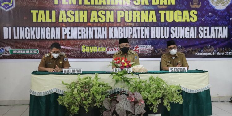 Bupati HSS Serahkan SK Pensiun 69 ASN dan Tali Asih