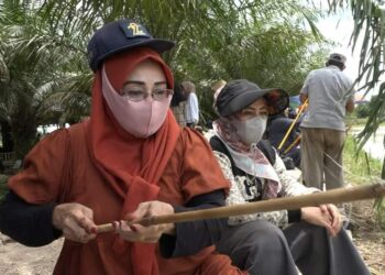 Antusias perempuan khususnya Ibu-ibu dalam mengikuti dan menyambut gembira kegiatan lomba memancing ikan