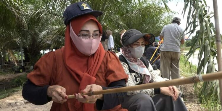 Antusias perempuan khususnya Ibu-ibu dalam mengikuti dan menyambut gembira kegiatan lomba memancing ikan