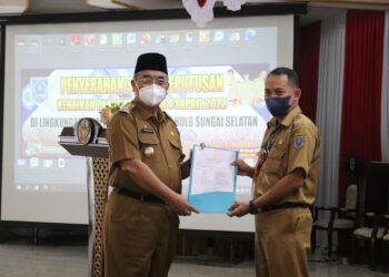 Bupati HSS Serahkan SK Kenaikan Pangkat Periode 1 April 2022