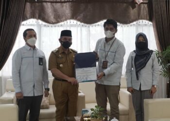 Bupati Hulu Sungai Selatan menerima kunjungan silaturahmi dari Manager PT. PLN (Persero) ULP Daha Bagus Setyo Yuwono di Ruang Kerja Bupati