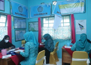 HUJAN TIDAK MENYURUTKAN SEMANGAT TIM PENILAI LOMBA PKK UNTUK LAKUKAN PENILAIAN DI KECAMATAN DAHA BARAT