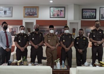 Bupati Hulu Sungai Selatan menerima kunjungan dari Kepala Kejaksaan Negeri (Kajari) Hulu Sungai Selatan (HSS) yang baru